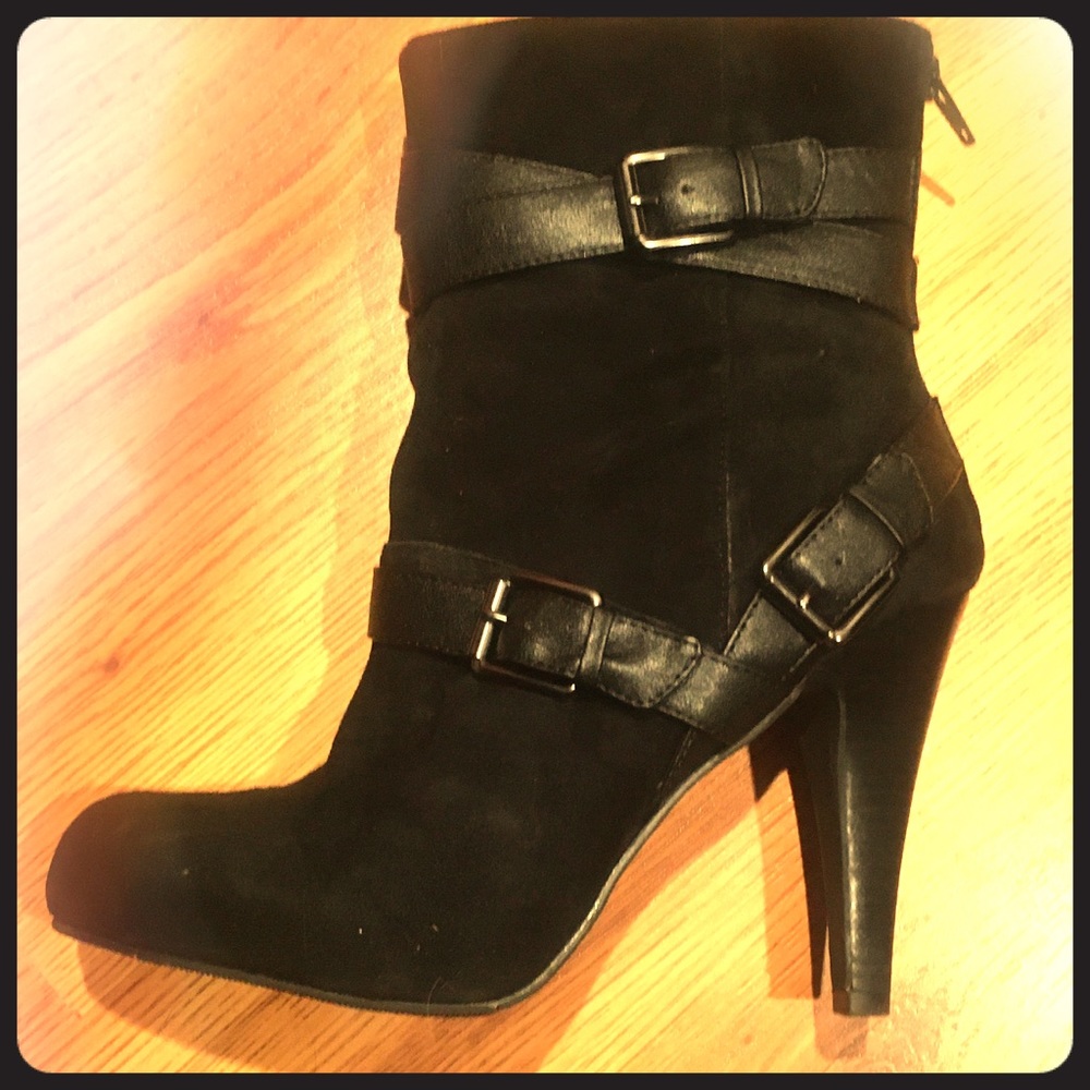 Beautiful black heel mid-height buckle bootie